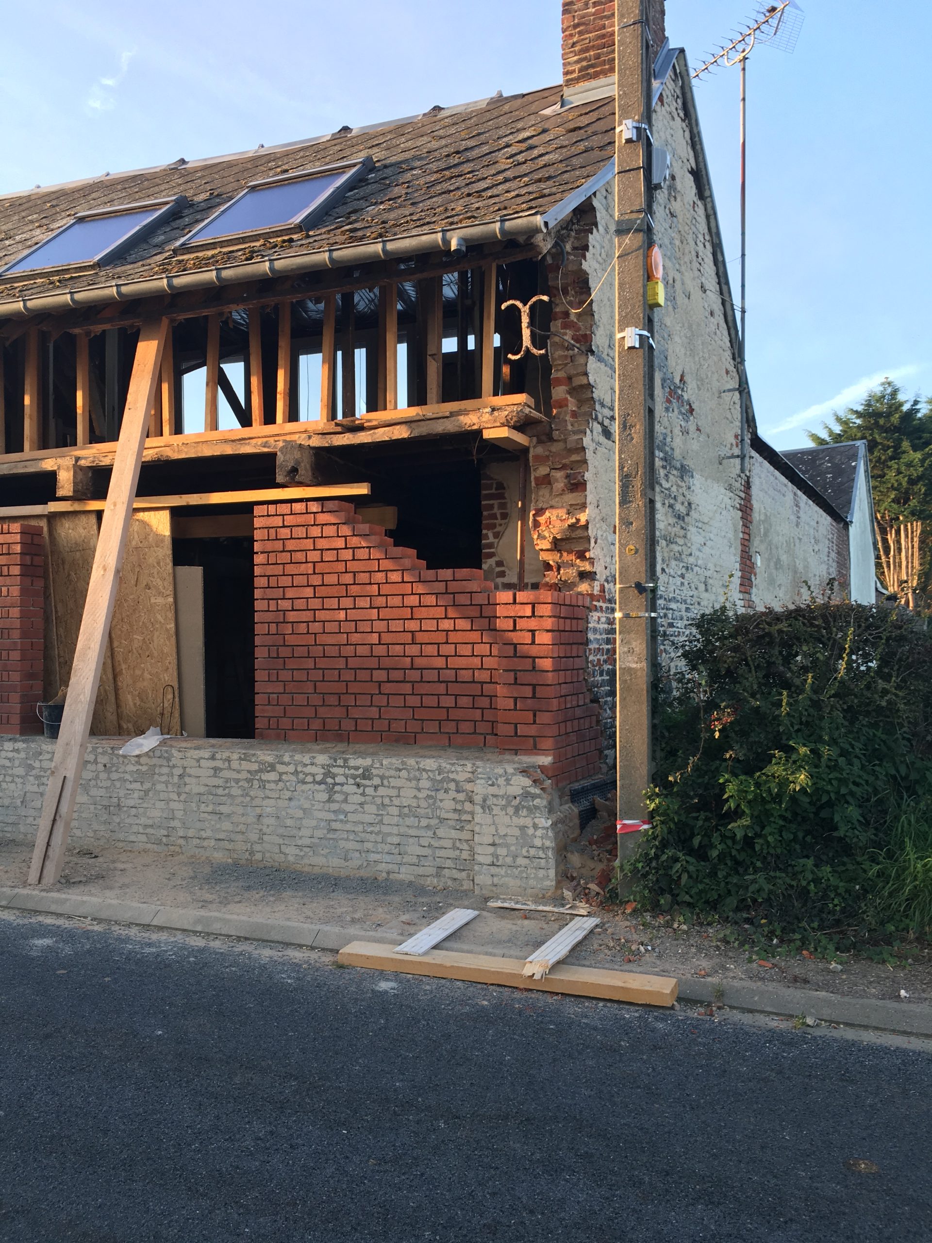 Finition mur briques construction